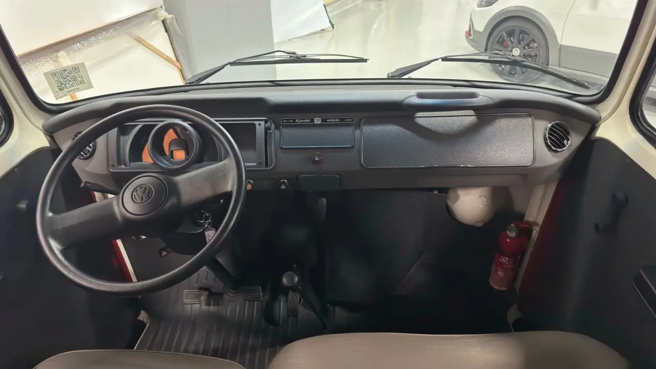 Interior da Volkswagen Kombi 50 Anos