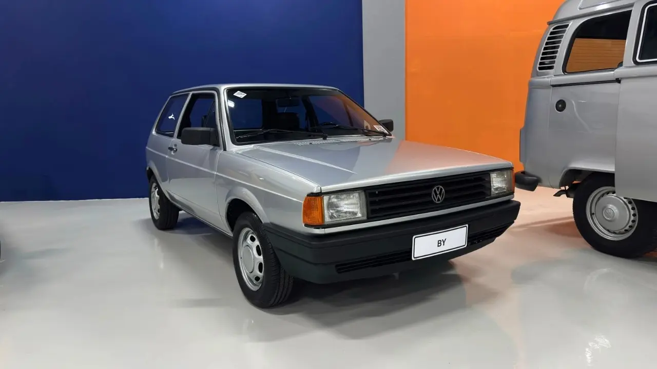 Volkswagen BY cinza na Garagem Volkswagen de frente