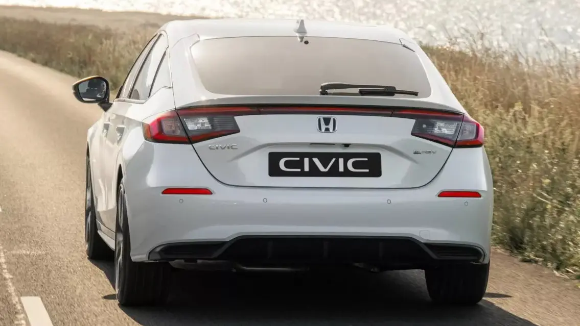 Honda Civic hatch reestlizado branco e visto de trás