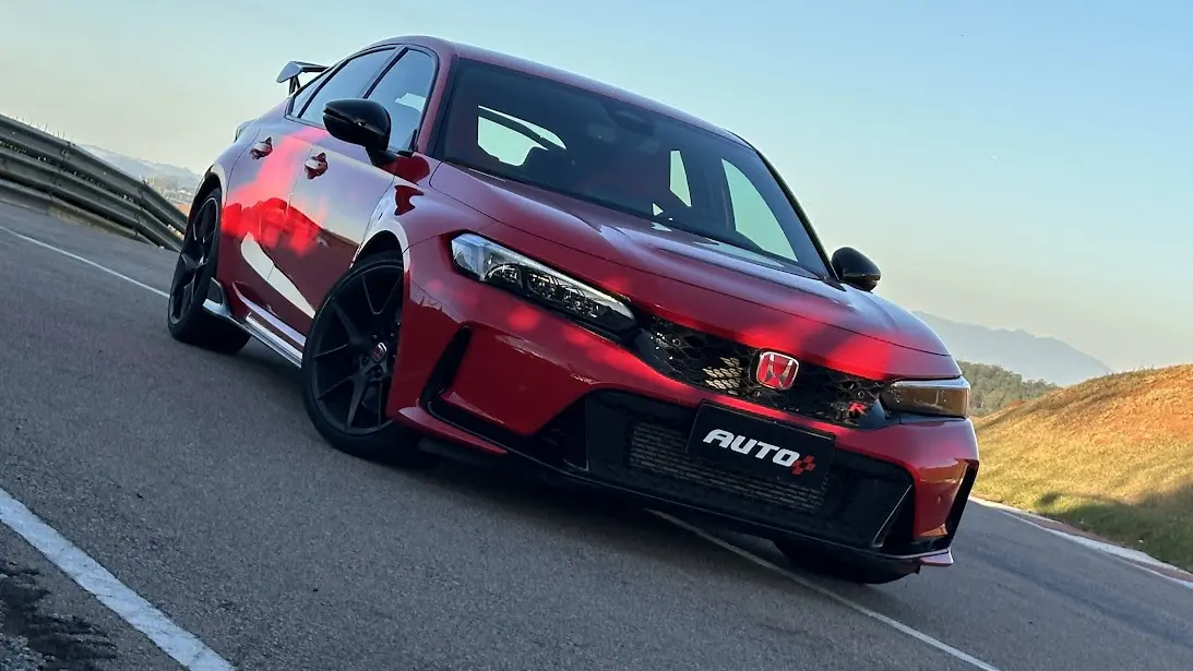 Honda Civic Type R vermelho parado de frente na pista