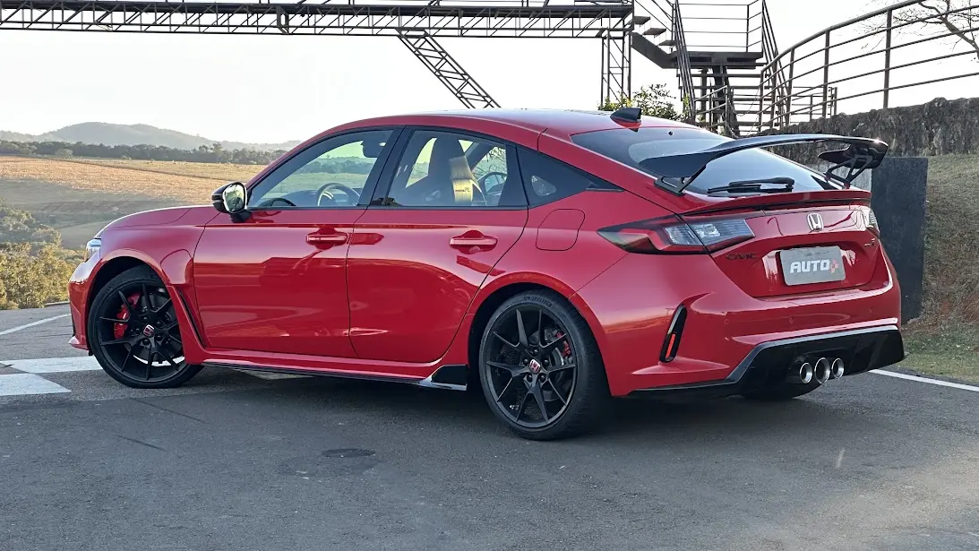 Honda Civic Type R vermelho parado de traseira e lateral