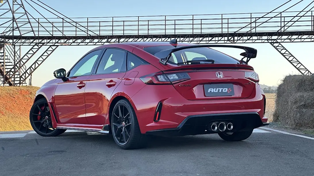 Honda Civic Type R vermelho parado de traseira na pista