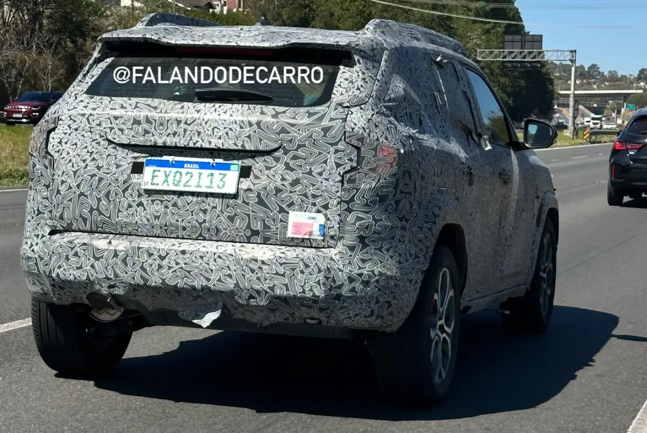 Dacia Duster com camuflagem de traseira