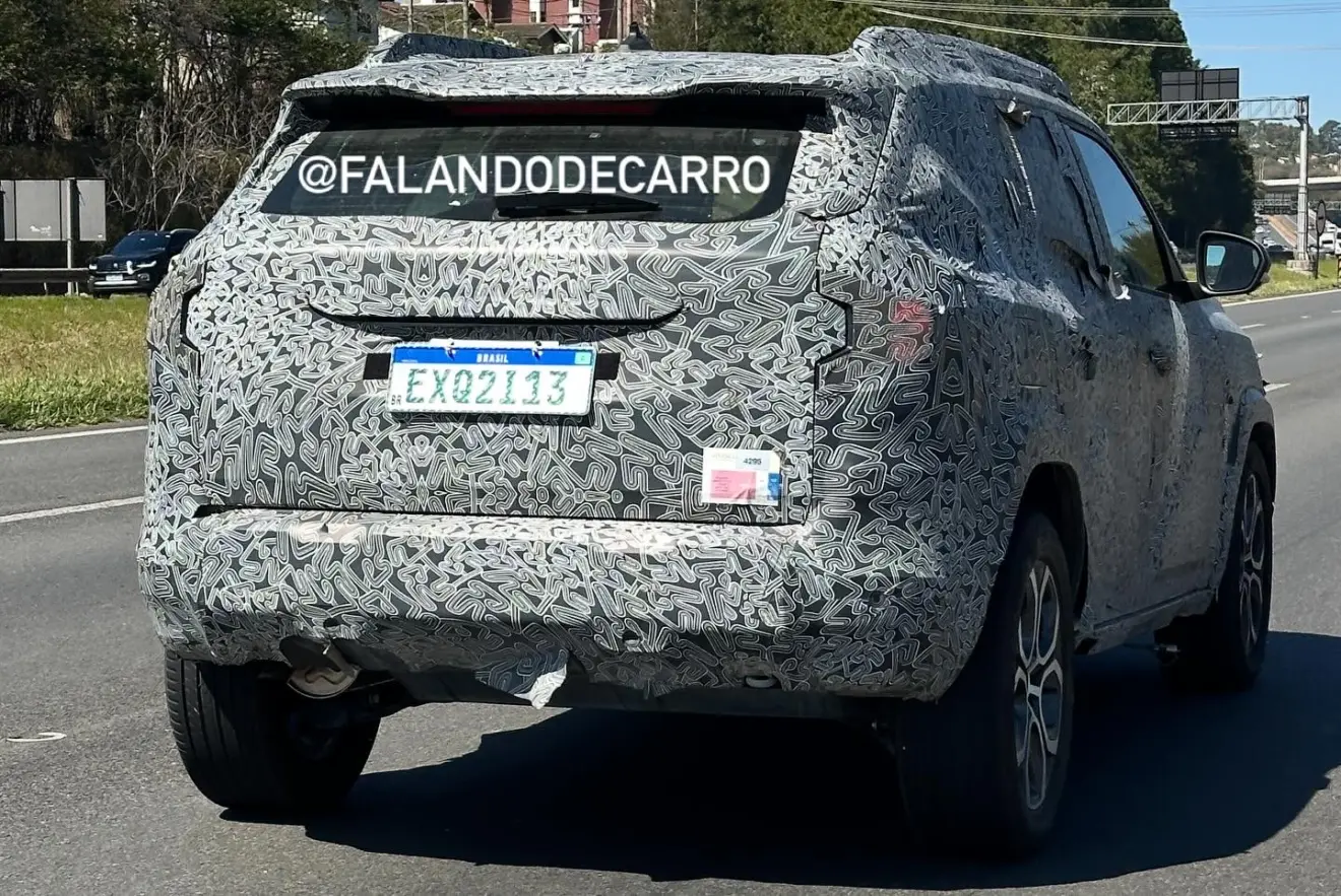 Dacia Duster com camuflagem de traseira