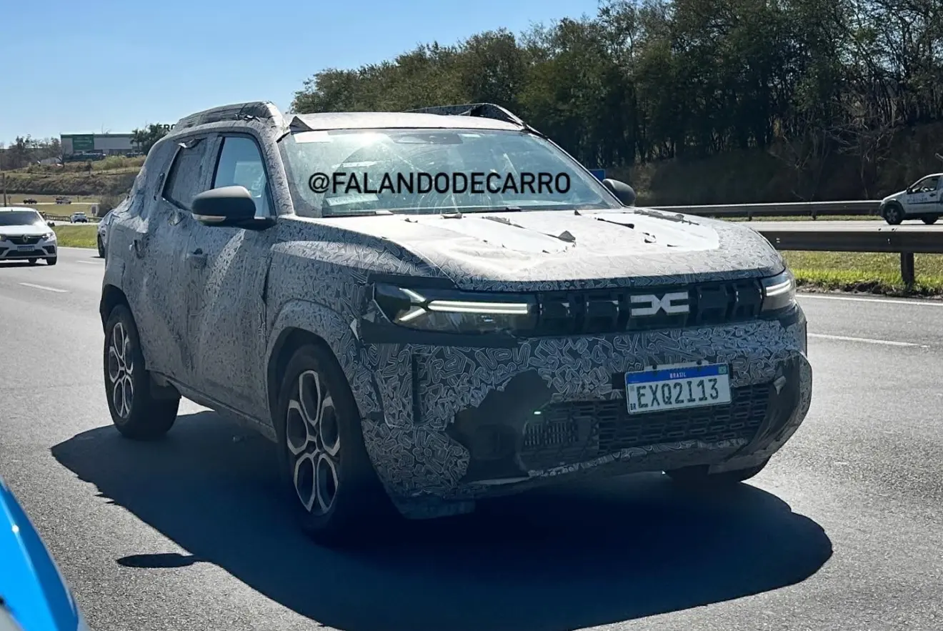 Dacia Duster 2026 de frente com camuflagem