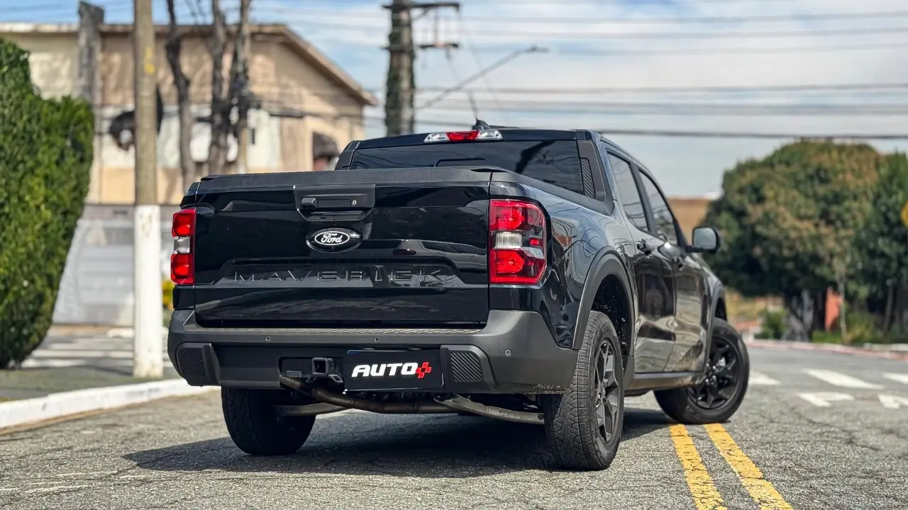 Ford Maverick Lariant Black estática na cor preta