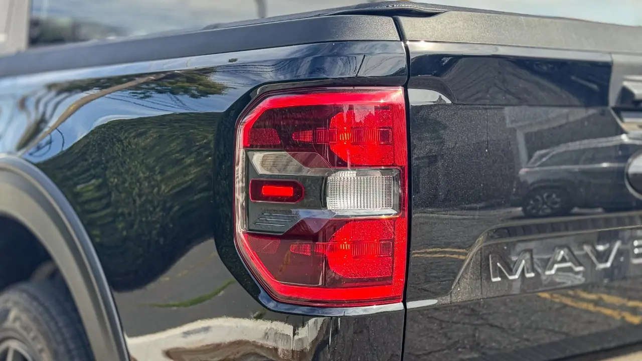 Lanternas da Ford Maverick Lariant Black estática na cor preta