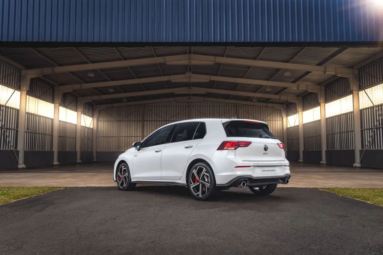 Volkswagen Golf GTI estático branco de traseira