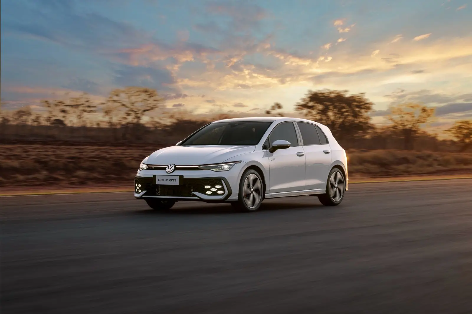 Volkswagen Golf GT branco em movimento