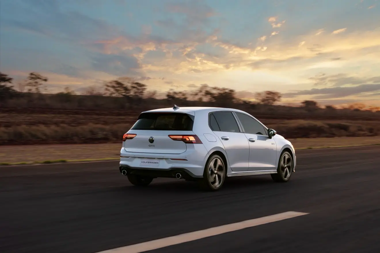 Volkswagen Golf GT branco em movimento