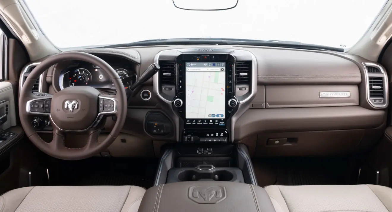 Interior da Ram 2500 Laramie