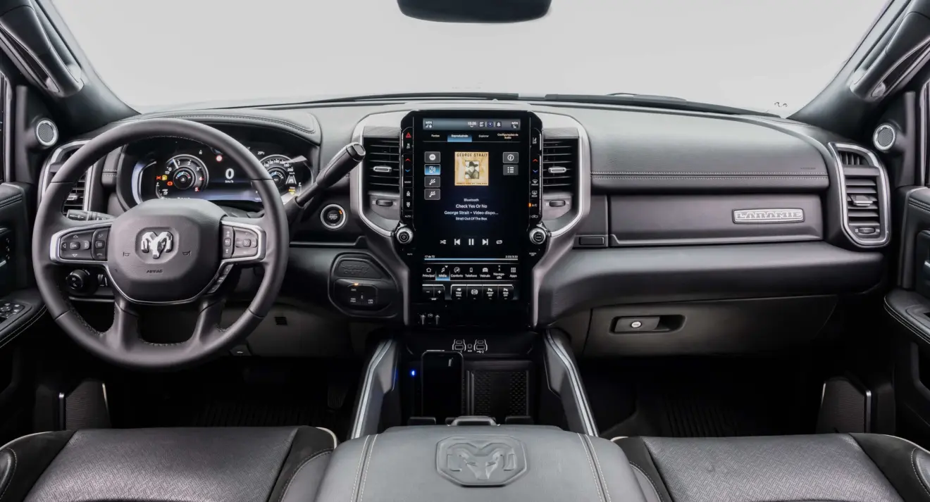 Interior da Ram 3500 Laramie Night Edition