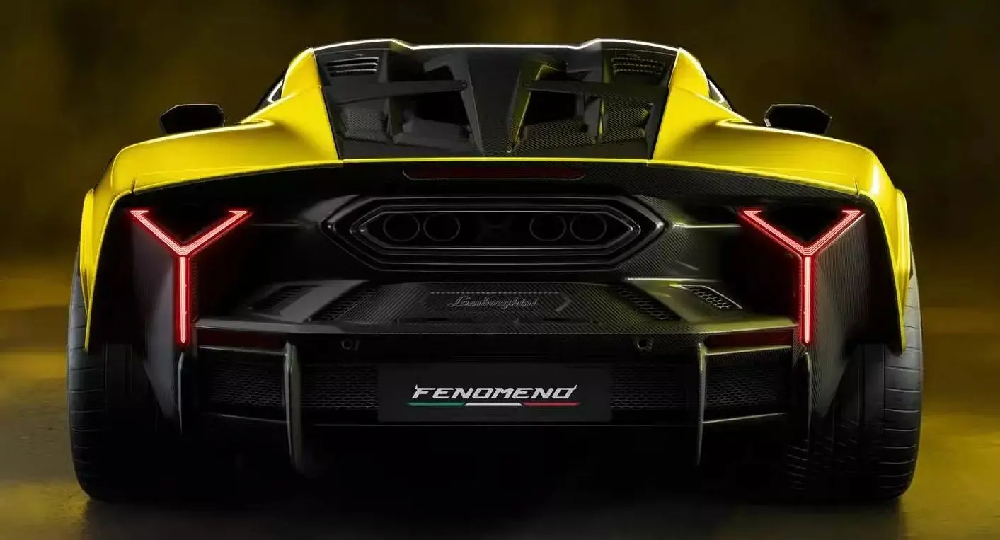 Lamborghini Fenomeno amarelo parado de traseira com fundo amarelo