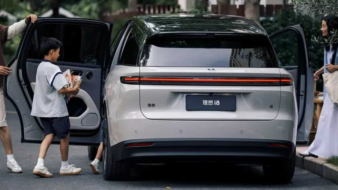 Li Auto i8 branca vista de trás e com porta aberta