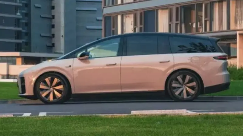 Li Auto i8 clara com teto preto e vista de lado