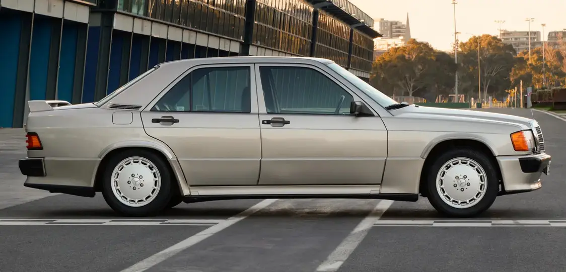 Mercedes-Benz 190 E prata de Ayrton Senna parado de lateral