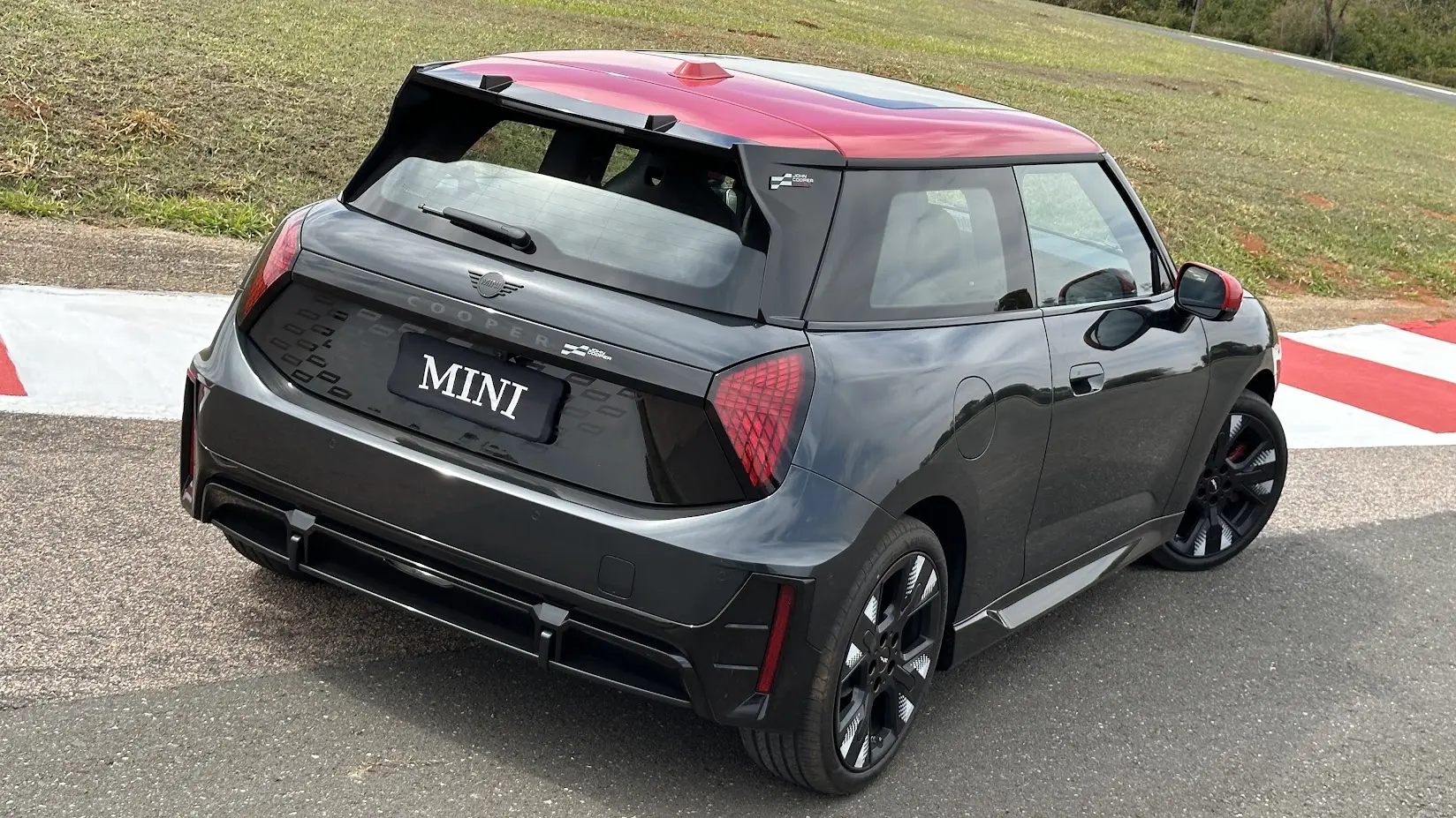 Mini JCW E parado de traseira na pista do Haras Tuiuti
