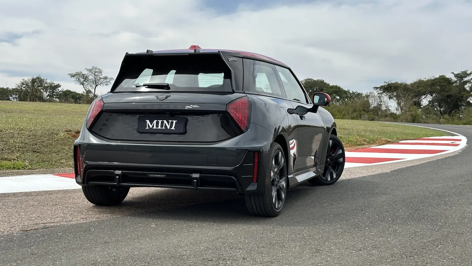 Mini JCW E parado de traseira na pista do Haras Tuiuti