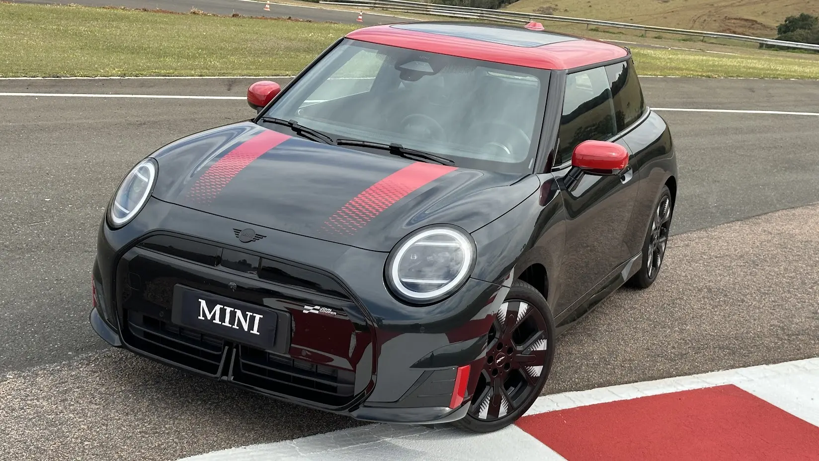 Mini JCW E parado de frente na pista do Haras Tuiuti