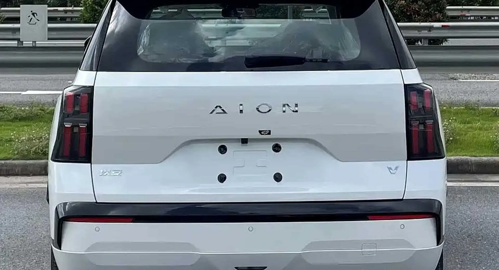 Novo GAC Aion V branco parado de traseira