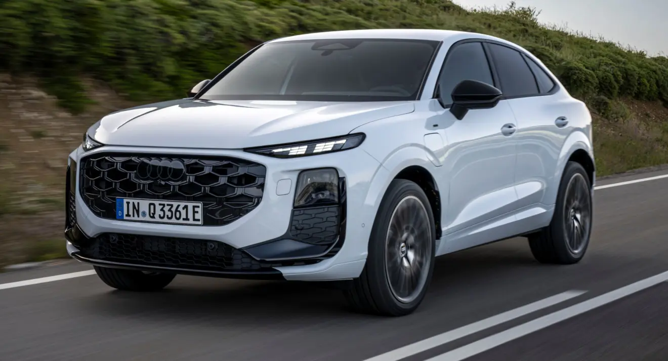 Novo Audi Q3 Sportback branco de frente em movimento na estrada