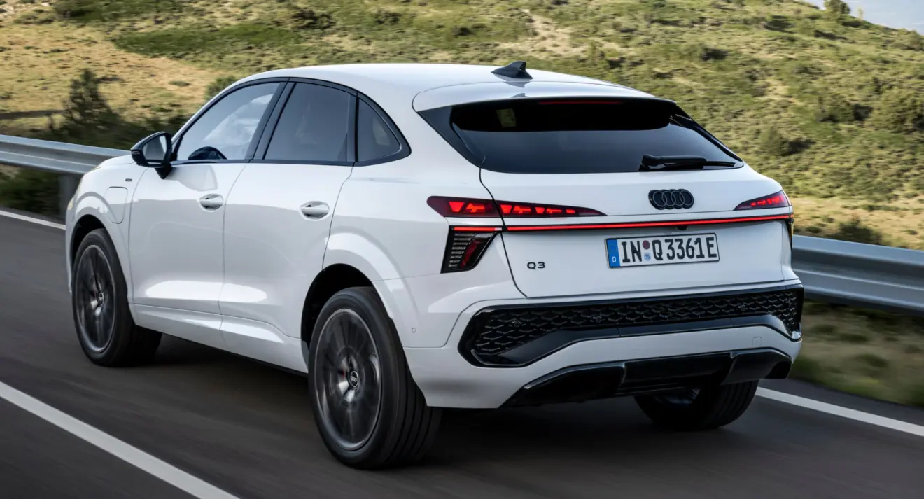 Novo Audi Q3 Sportback branco de traseira em movimento na estrada