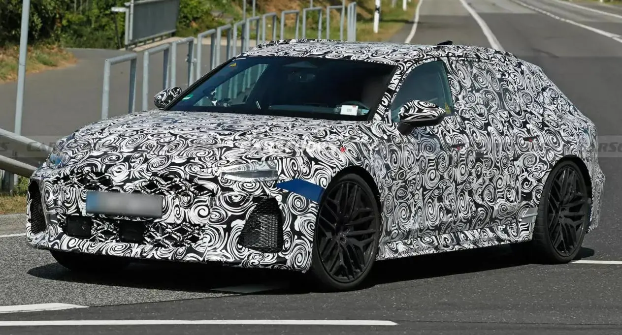 Nova perua Audi RS6 Avant camuflada de frente andando na cidade