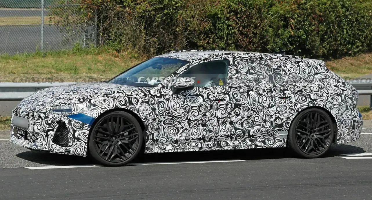 Nova perua Audi RS6 Avant camuflada de frente andando na cidade