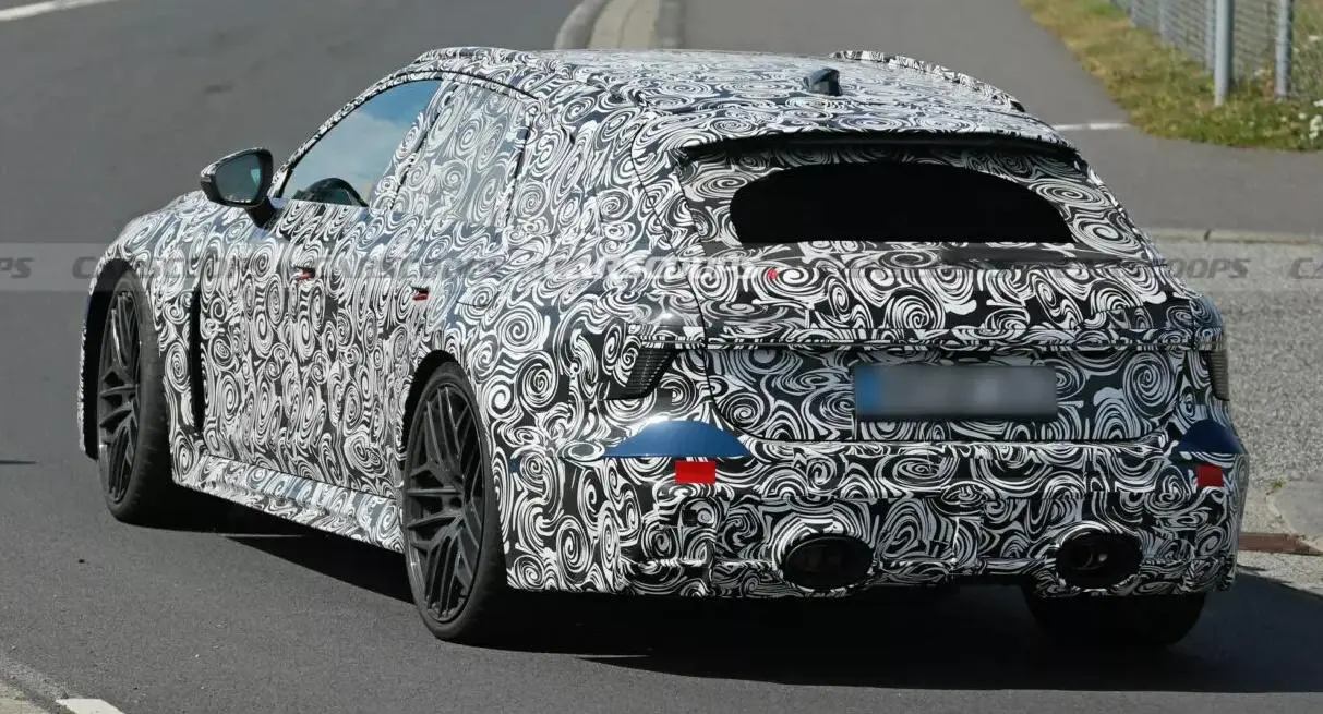 Nova perua Audi RS6 Avant camuflada de traseira andando na cidade