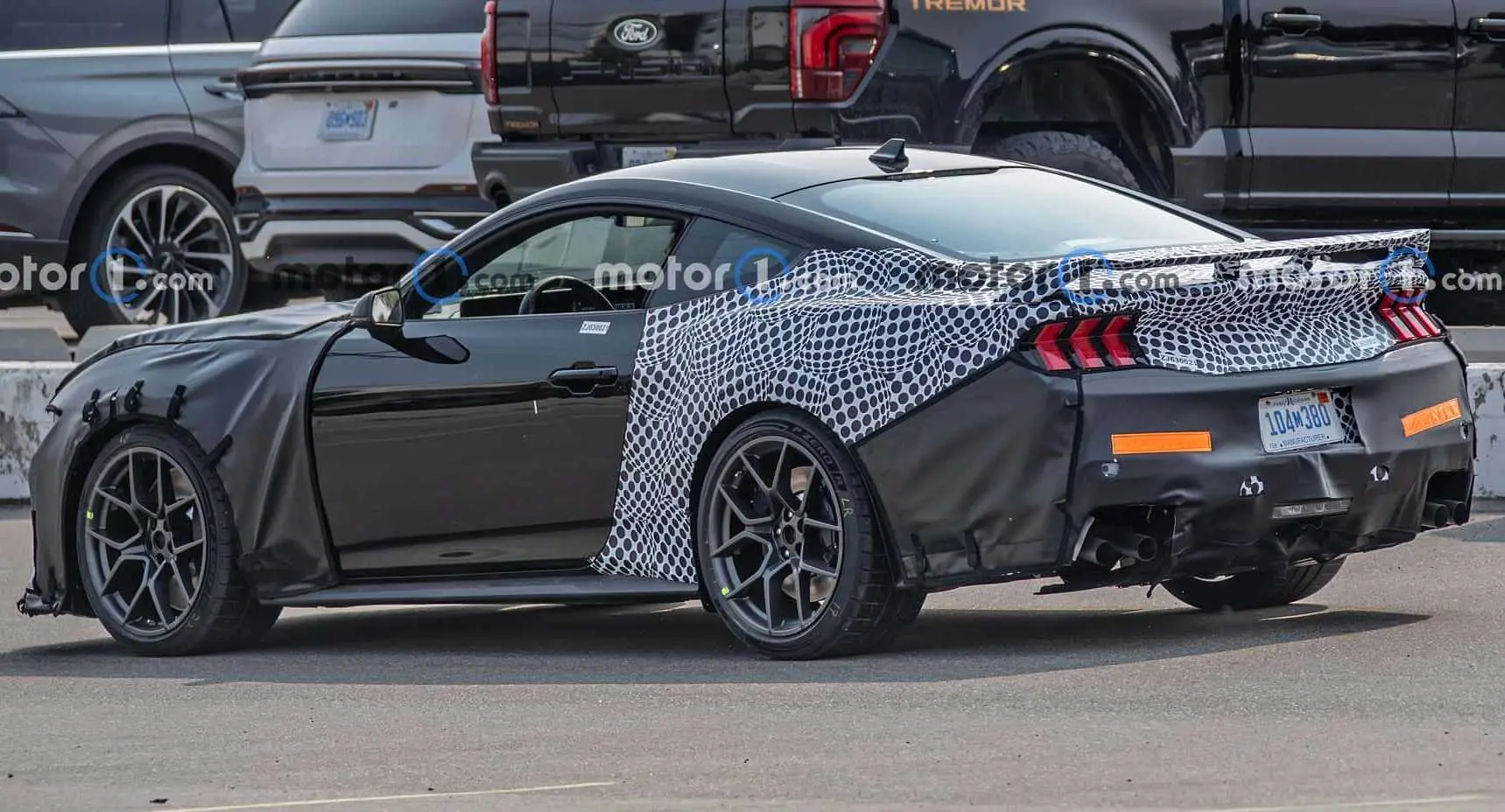 Novo Ford Mustang GT500 camuflado de traseira