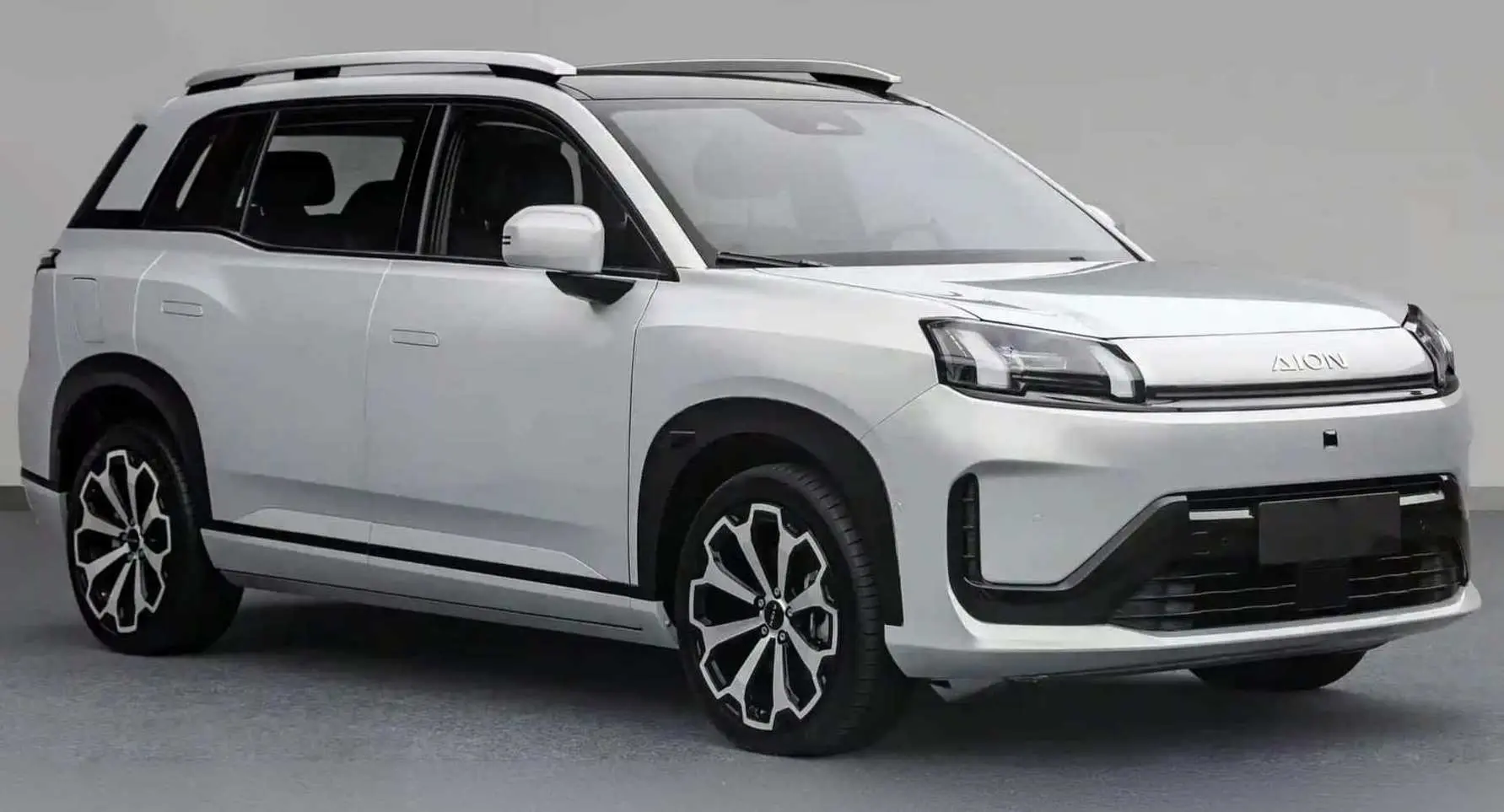 Novo SUV elétrico GAC Aion V prata parado de dianteira