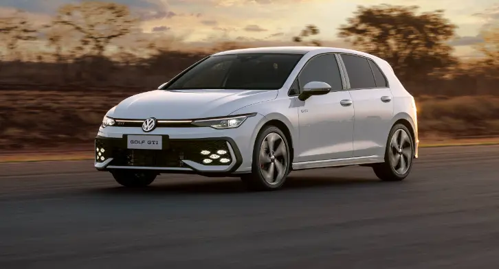 Volkswagen Golf GTI branco no por do sol