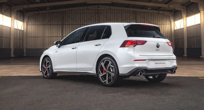 Volkswagen Golf GTI branco no por do sol