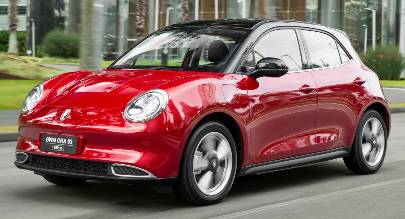 Ora 03 BEV58 vermelho de frente em movimento na cidade