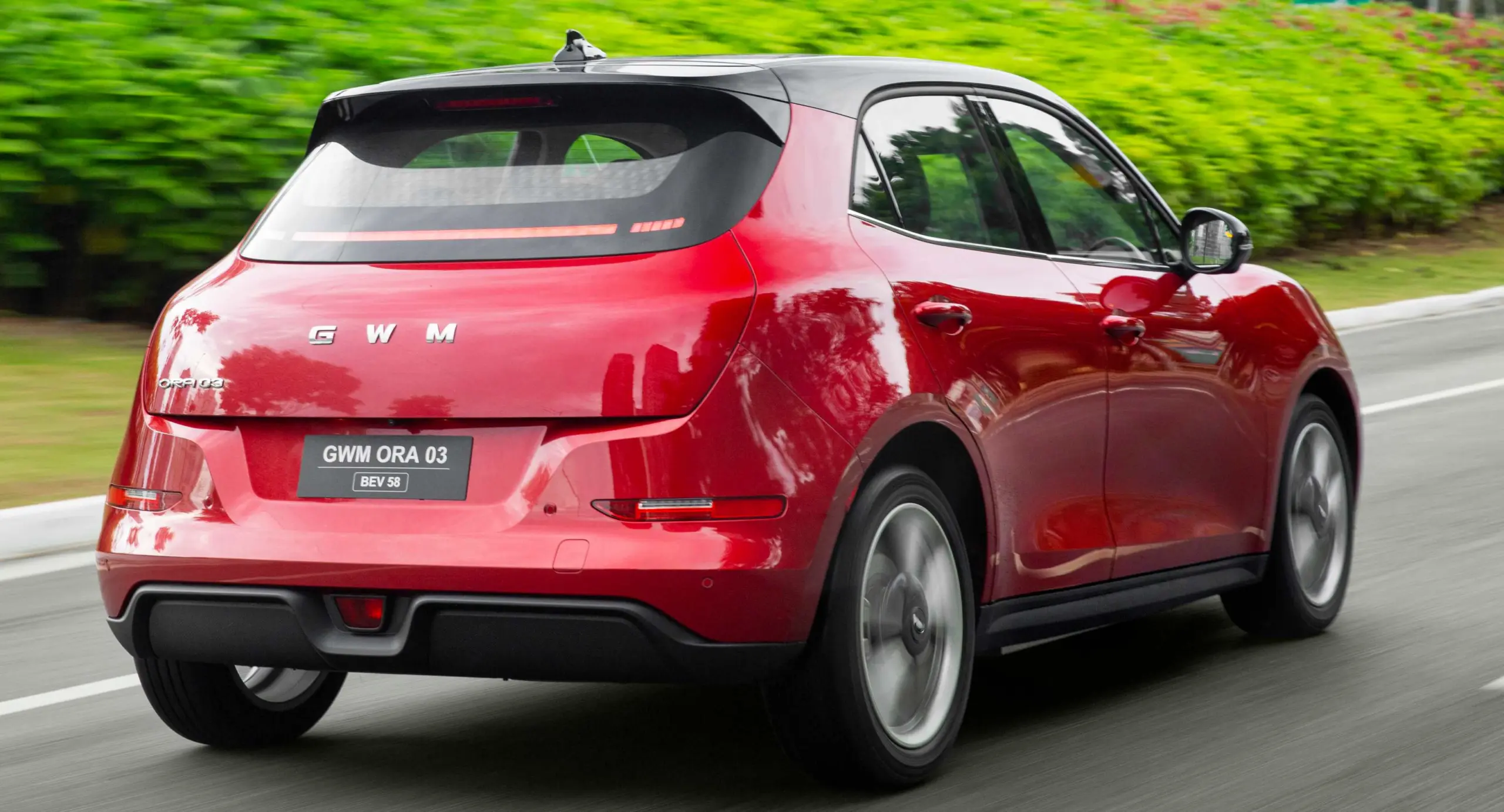 Ora 03 BEV58 vermelho de traseira em movimento na cidade