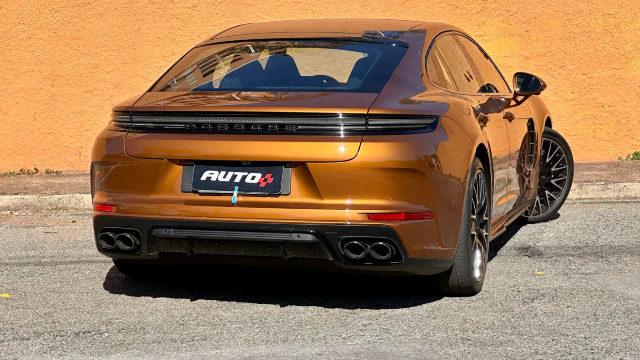 Porsche Panamera 4S e-Hybrid laranja de traseira