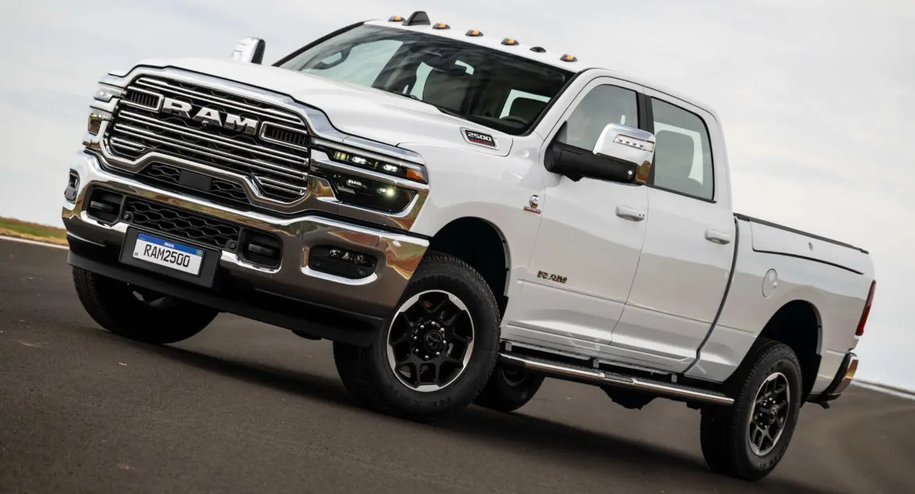 Ram 2500 Laramie branca parada de frente