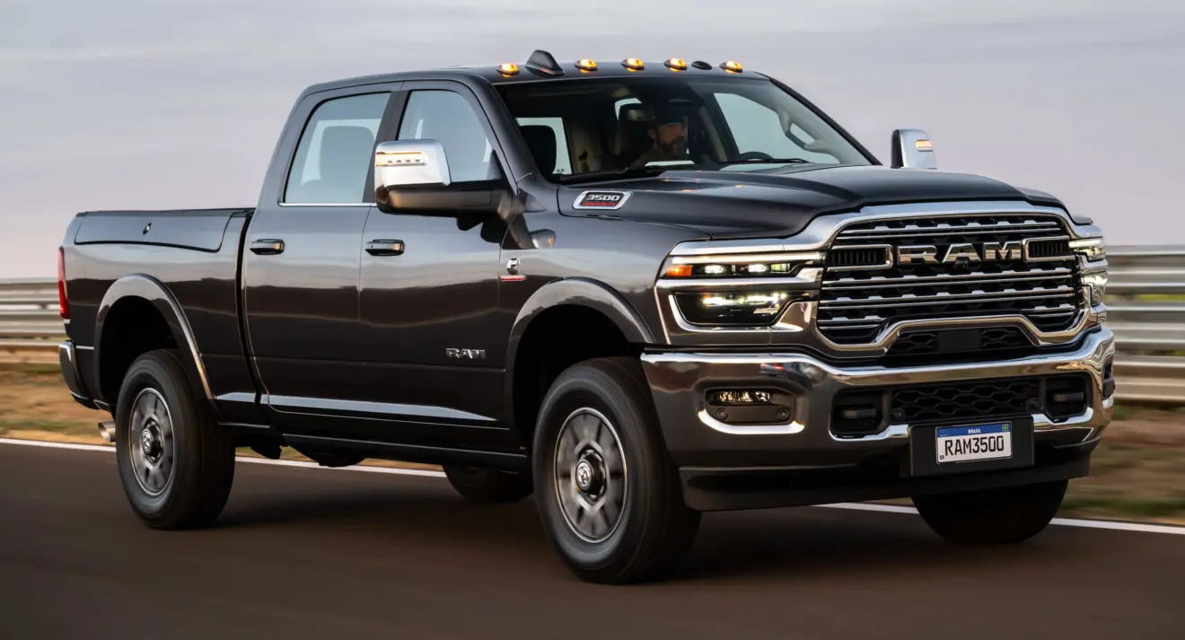 Ram 3500 Limited Longhorn de frente andando no asfalto 
