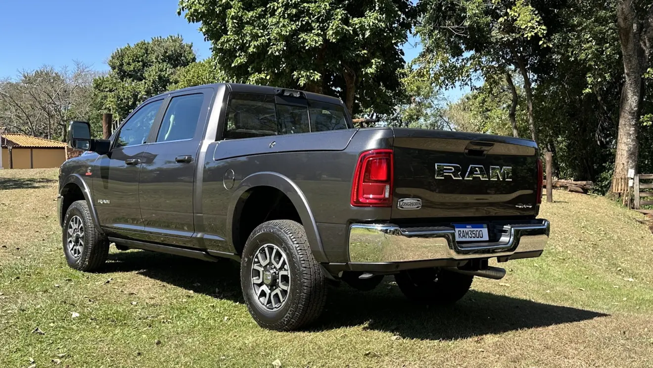 Ram 3500 Limited Longhorn marrom parada de traseira na grama com árvores ao fundo