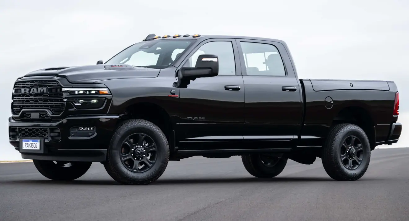 Nova Ram 3500 Laramie Night Edition preta parada de frente e lateral