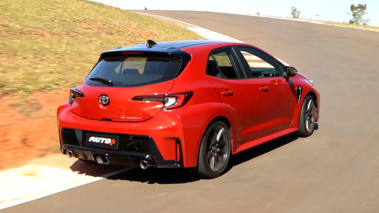 Toyota GR Corolla vermelho de traseira