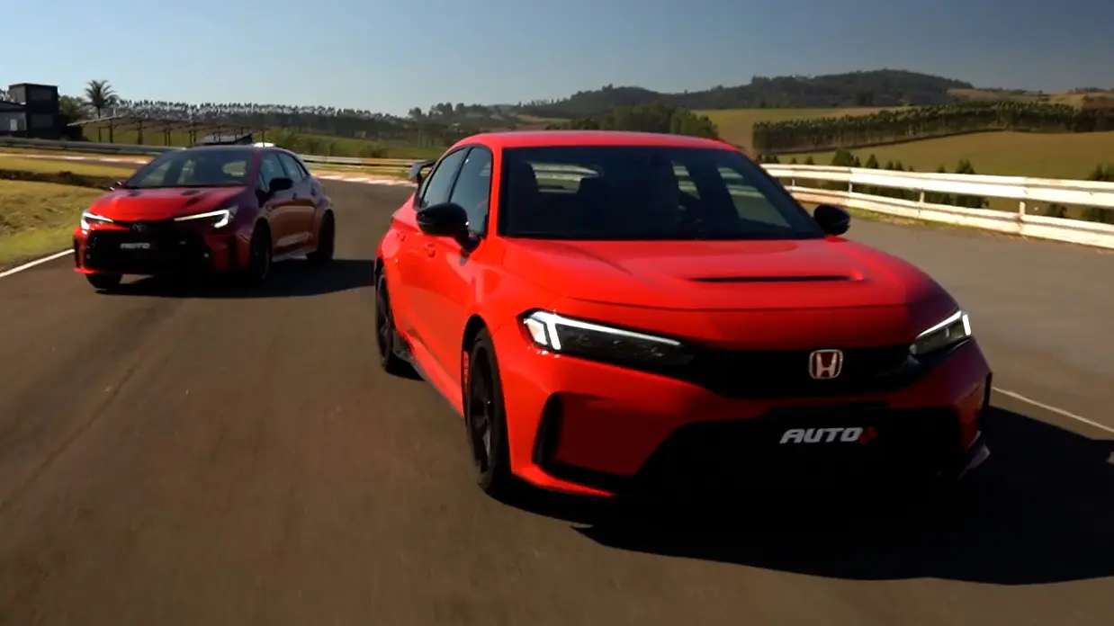 Honda Civic Type-R vs Toyota GR Corolla vermelhos na pista