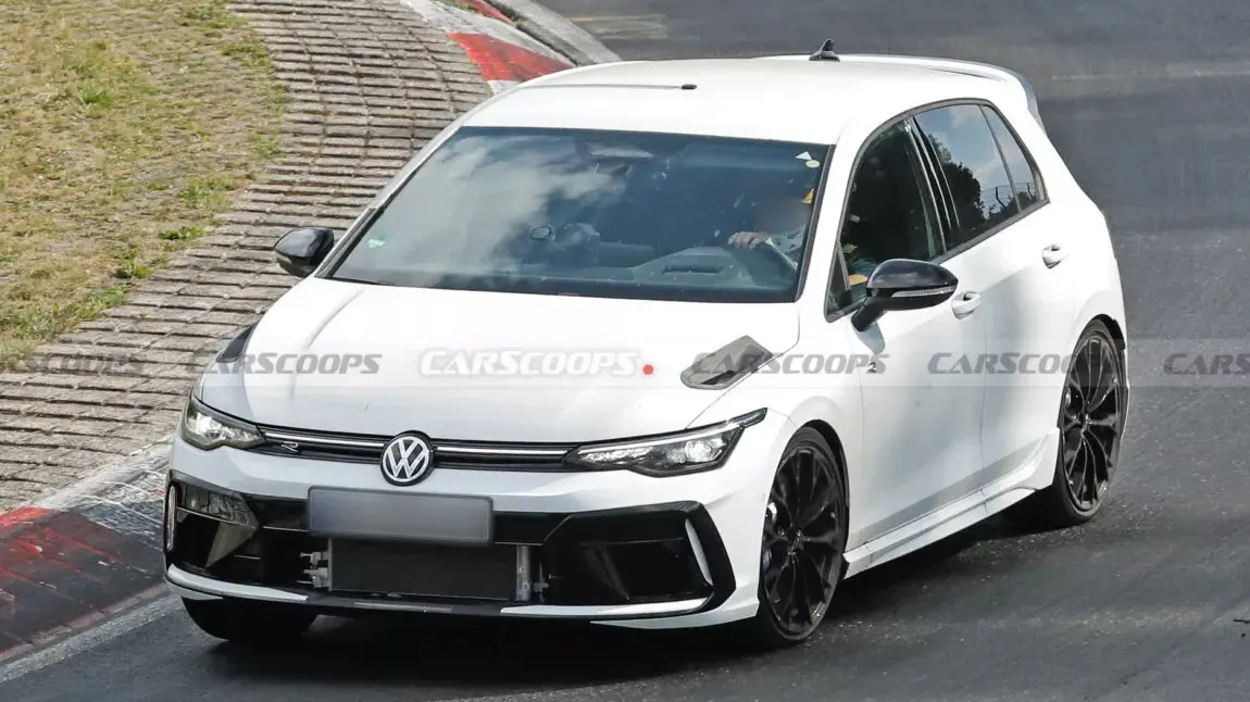protótipo branco de nova versão esportiva do Volkswagen Golf vitso de frente e com faróis acesos