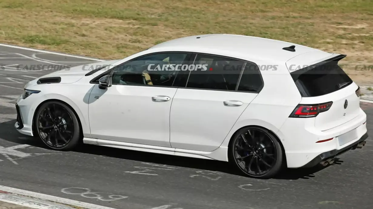 protótipo branco de nova versão esportiva do Volkswagen Golf vitso de lado