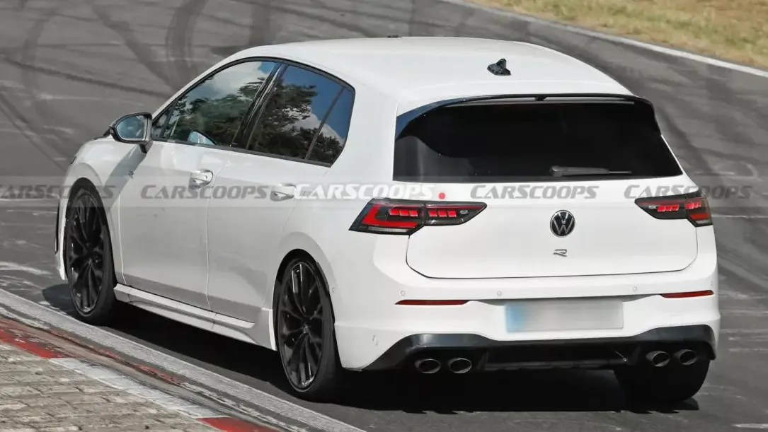protótipo branco de nova versão esportiva do Volkswagen Golf vitso de trás