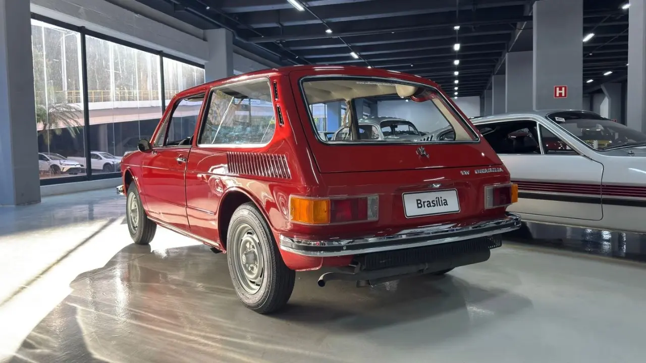 Volkswagen Brasília de 1974 Vermelho Rubi na Garagem Volkswagen de traseira