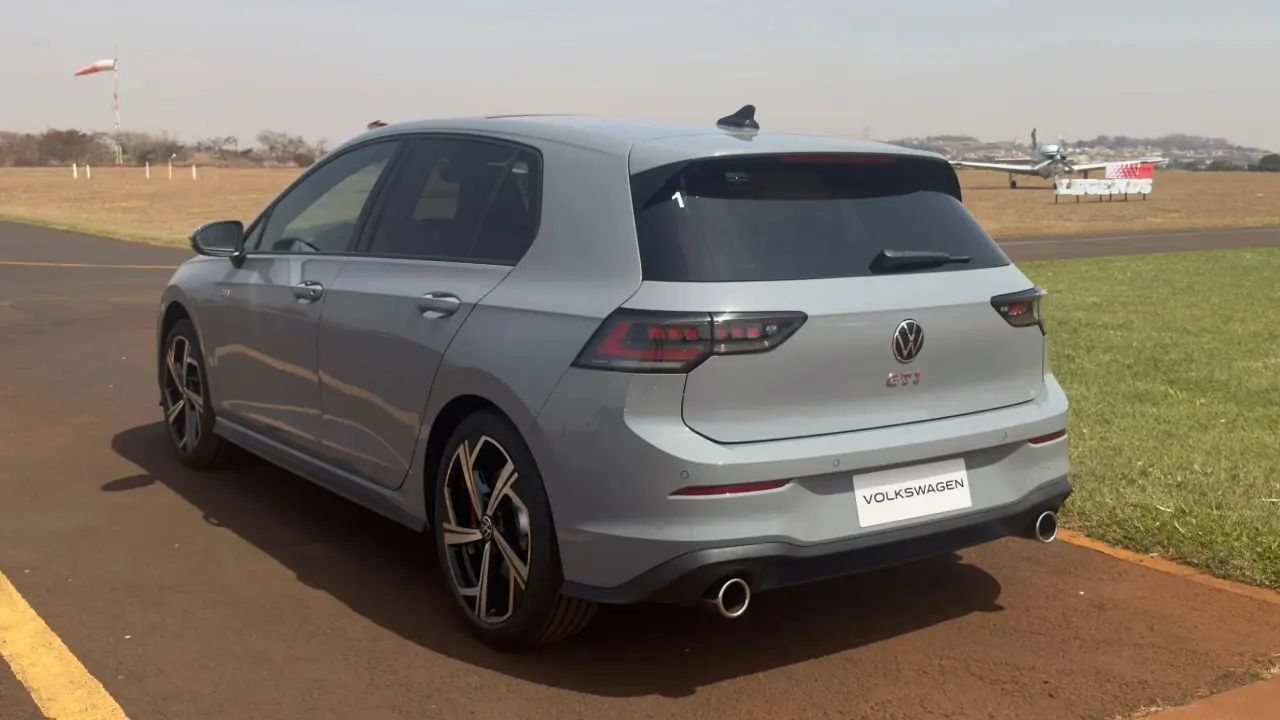 Volkswagen Golf GTI cinza de traseira estático