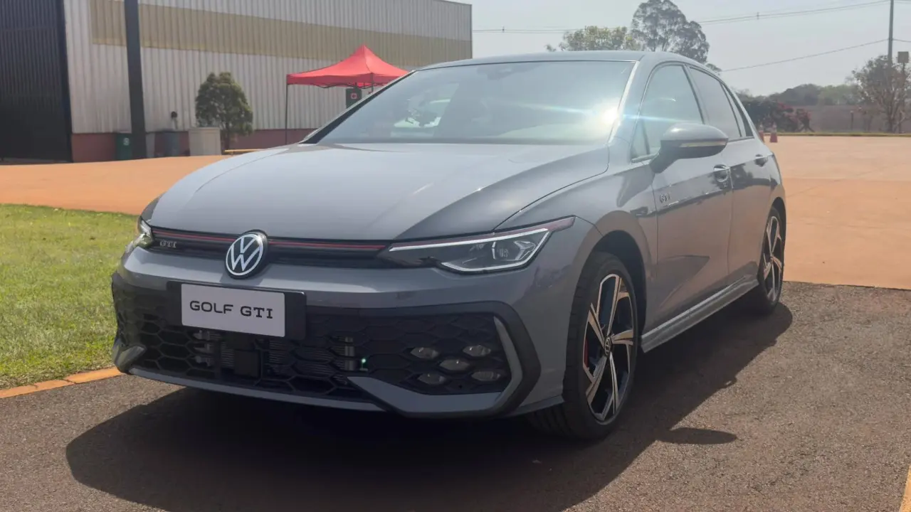 Volkswagen Golf GTI cinza de frente estático