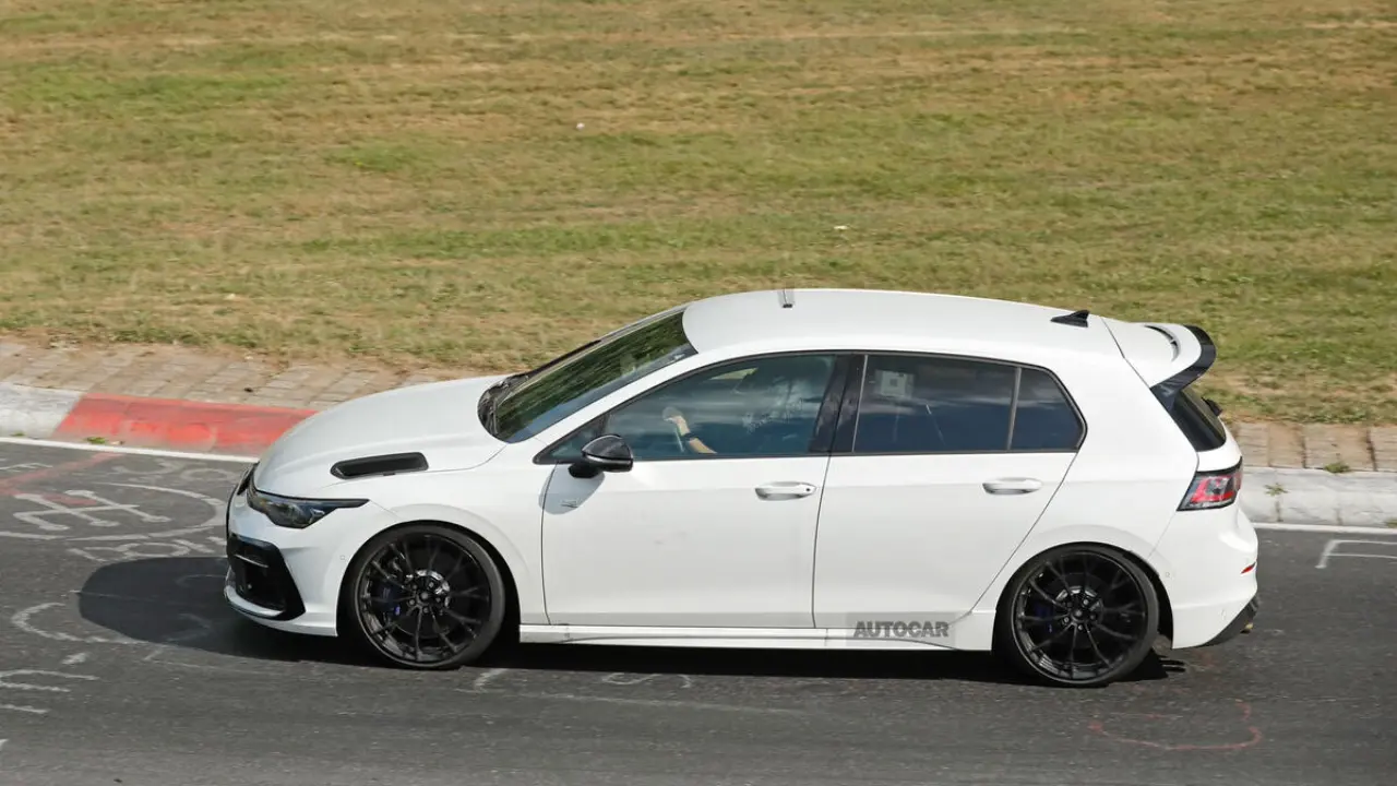 Volkswagen Golf R em movimento na pista cor branco de lado