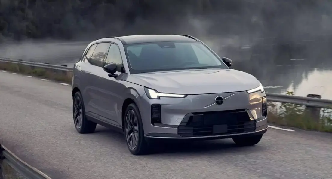 Volvo XC70 de frente em movimento na estrada